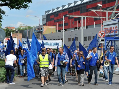 Zamestnanci automobilky PSA Peugeot Citroën pochodovali Trnavou