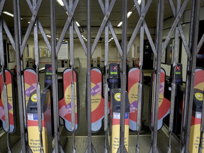 Milióny Londýnčanov dnes riešili, ako sa dostanú do zamestnania v dôsledku 24-hodinového štrajku zamestnancov metra