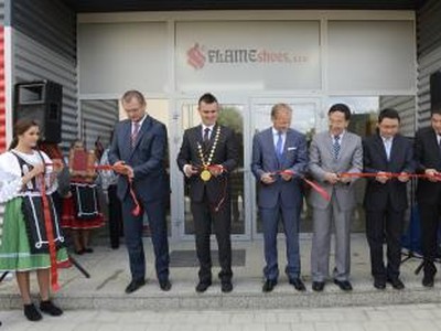 Minister Hudák v obci Kružlov slávnostne otvoril nový závod na výrobu plážovej a oddychovej obuvi