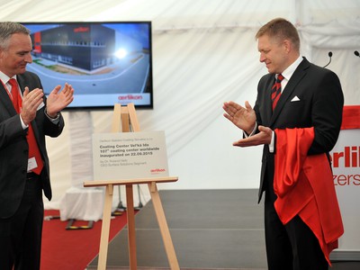 Generálny riaditeľ segmentu odvetvových riešení Roland Herb a Robert Fico pri odhalení pamätnej plakety počas otvorenia novovybudovaného závodu spoločnosti Oerlikon Balzers