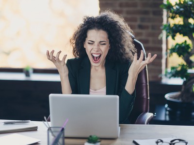 žena sa hnevá v práci na svoj počítač