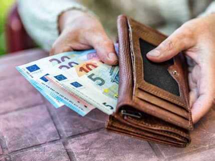 59 % Slovákov si pravidelne sporí na dôchodok sumu menšiu ako 100 eur, takmer polovica opýtaných si neodkladá na dôchodok žiadne financie