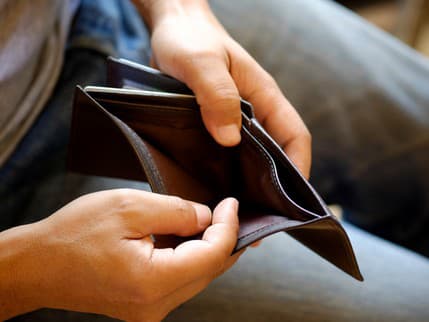 Takmer každému piatemu Slovákovi nezostane z výplaty ani euro. Najhoršie sú na tom nízkopríjmové domácnosti a ľudia s nižším vzdelaním