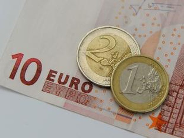 Priemerná mesačná výška dávky v nezamestnanosti vlani predstavovala 321 eur.