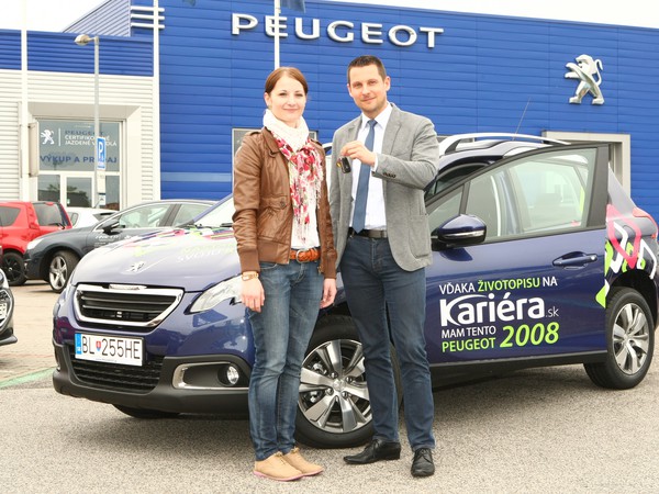 Výherkyňa Barbora Cárachová si preberá od zástupcu spoločnosti Peugeot auto, ktoré jej bude rok pomáhať budovať si kariéru.