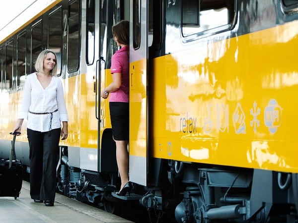 Zvýšené 50-% zľavy platia pre vlaky vypravované na základe zmluvy vo verejnom záujme, a to štátnym dopravcom Železničnou spoločnosťou Slovensko, a tiež spoločnosťou RegioJet na trati medzi Bratislavou a Komárnom. 