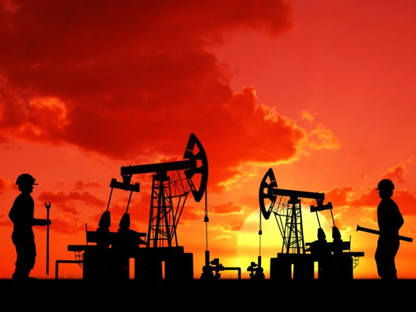 Britská firma BP prepustí pre klesajúce ceny ropy stovky zamestnancov.