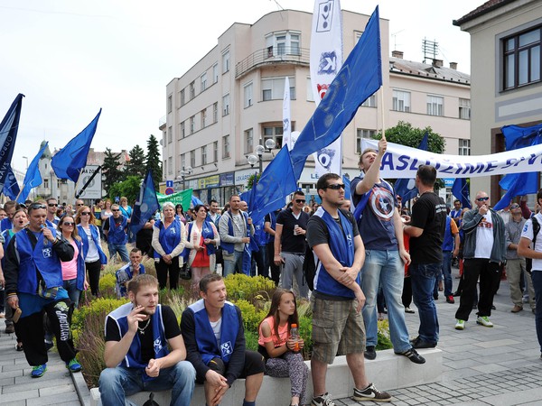 Zamestnanci automobilky PSA Peugeot Citroën pochodovali Trnavou