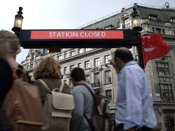Milióny Londýnčanov dnes riešili, ako sa dostanú do zamestnania v dôsledku 24-hodinového štrajku zamestnancov metra