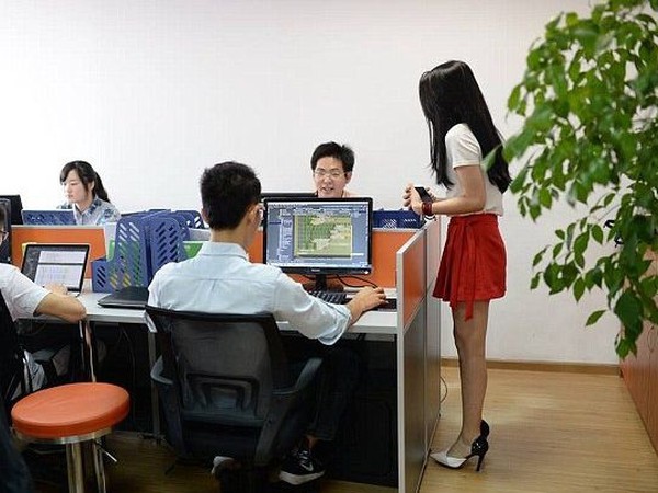 Čínskych programátorov motivujú krásne ženy
