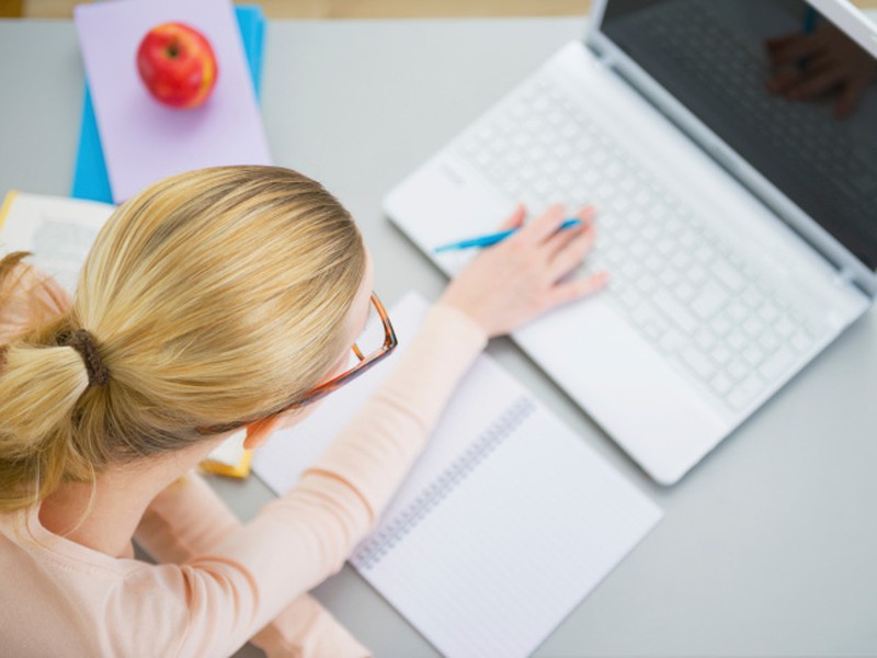 Uznávané vzdelávacie inštitúcie ponúkajú rôzne online kurzy zadarmo.