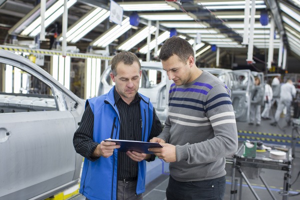 Volkswagen Slovakia hľadá 20 absolventov vysokých škôl.