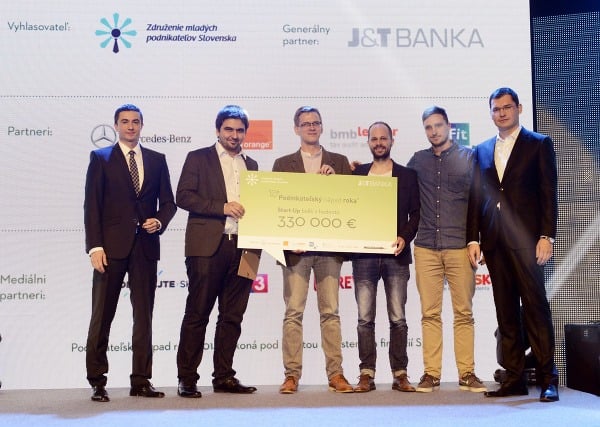 Zľava: Radko Kuruc, štátny tajomník Ministerstva financií SR, ocenený team projektu Pygmalios Analytics a vpravo Andrej Zaťko, riaditeľ J&T Banky