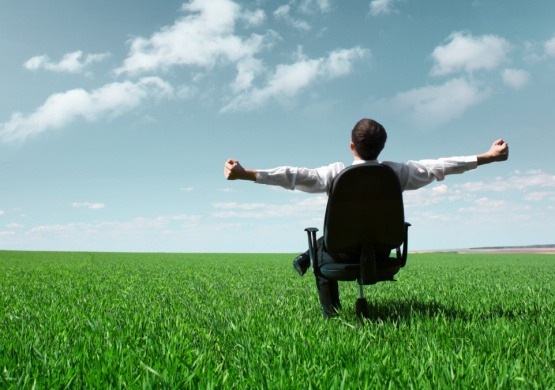 Na pracovisku trávite viac než tretinu dňa, tak prečo si z neho neurobiť príjemné a pohodlné miesto?