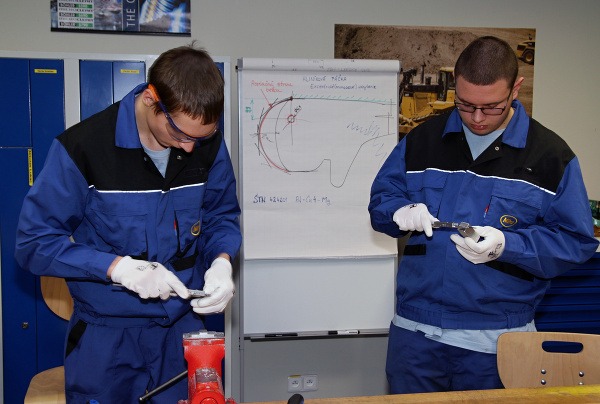 Miba Steeltec praktizuje duálne vzdelávanie v praxi
