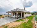 Priestranný tehlový bungalov Priestranný tehlový bungalov