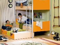 Poschodovú posteľ s troma lôžkami. Praktický je tiež úložný priestor pod treťou vysúvacou posteľou. Vyrába Cílek & Truva. Predáva Alax.