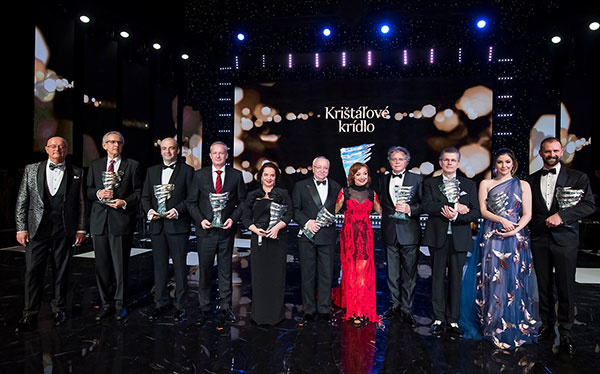 Laureáti ocenenia za rok 2017 spolu s organizátorkou, autorkou a producentkou Krištáľového krídla Máriou Vaškovičovou