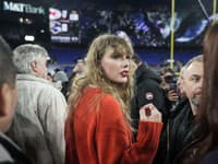 Speváčka Taylor Swift hlavnou hviezdou osláv Kansasu: Fanúšikovia NFL ju však majú poriadne v zuboch!