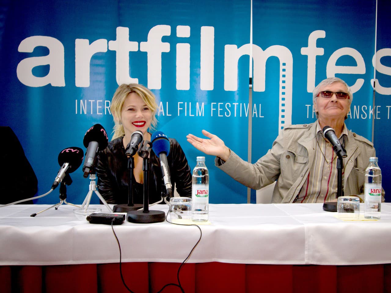 Riaditeľ festivalu Peter Nágel a talianska herecká hviezda slovenského pôvodu Barbora Bobulova počas tlačovej besedy v rámci 21. ročníka Medzinárodného filmového festivalu Art Film Fest