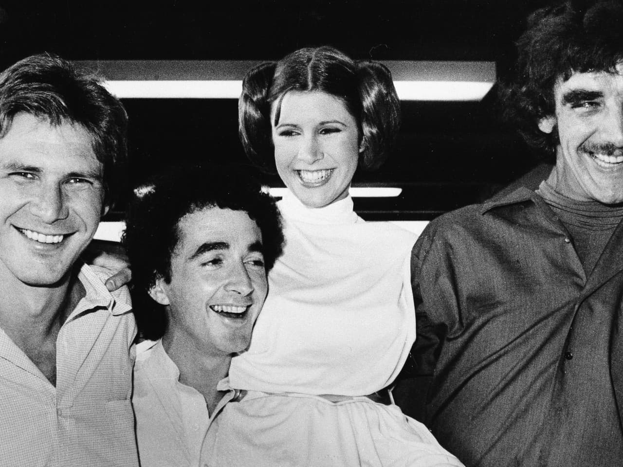 Zľava: Harrison Ford ako Han Solo, Anthony Daniels ako C3P0, Carrie Fisher ako princezná Leia a Peter Mayhew ako Chewbacca