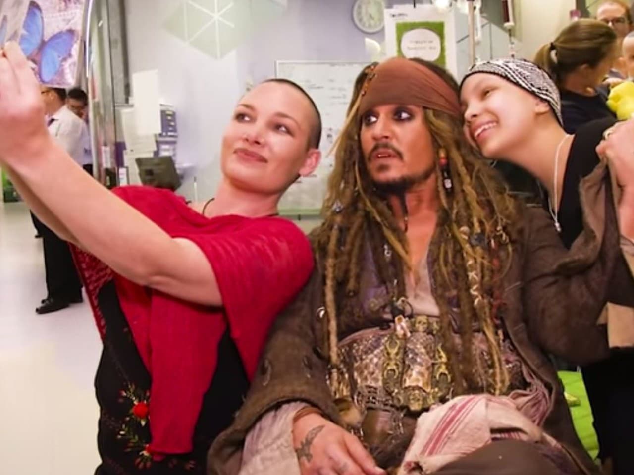 Pirátsky kapitán Johnny Depp navštívil nemocné deti v jednej z austrálskych nemocníc.