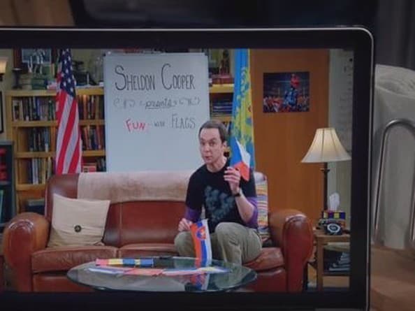 Sheldon ukázal v poslednej časti Big Bang Theory slovenskú i českú vlajku