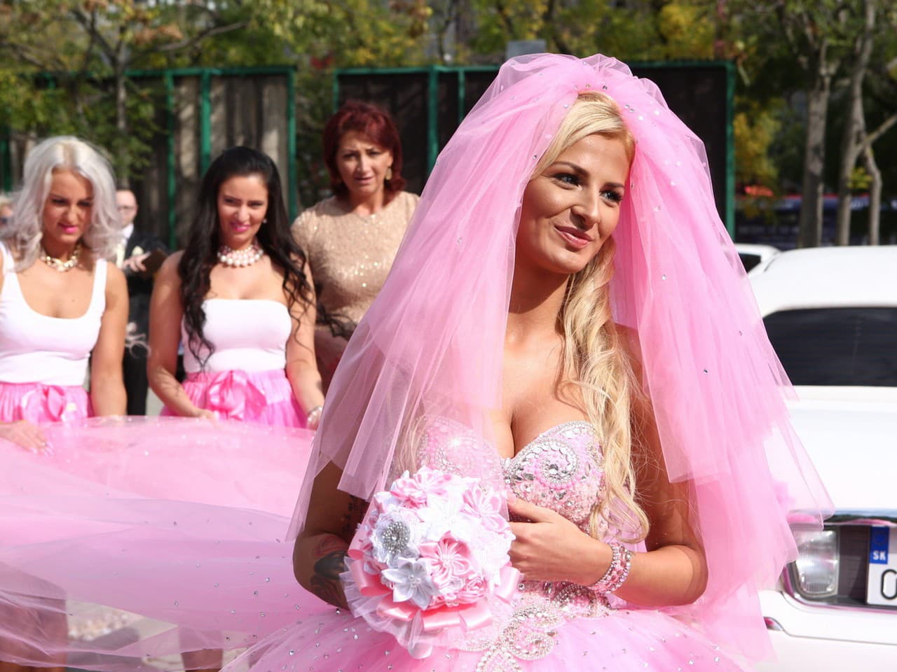Zuzana Plačková sa vydávala v ružových šatách a teniskách