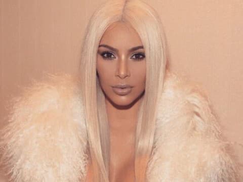 Tajomstvom Kim Kardashian je lepiaca páska
