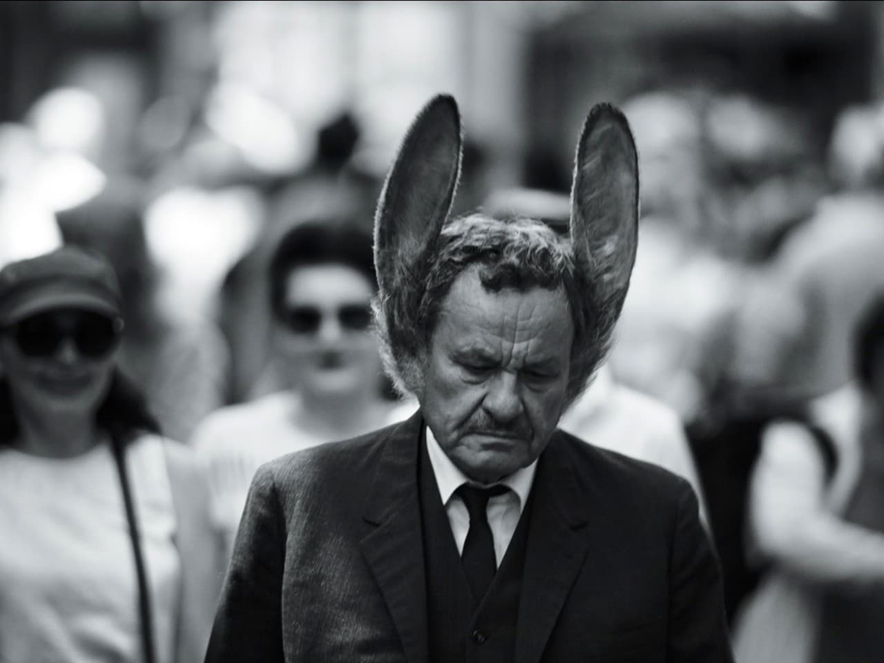 Snímka Muž so zajačími ušami