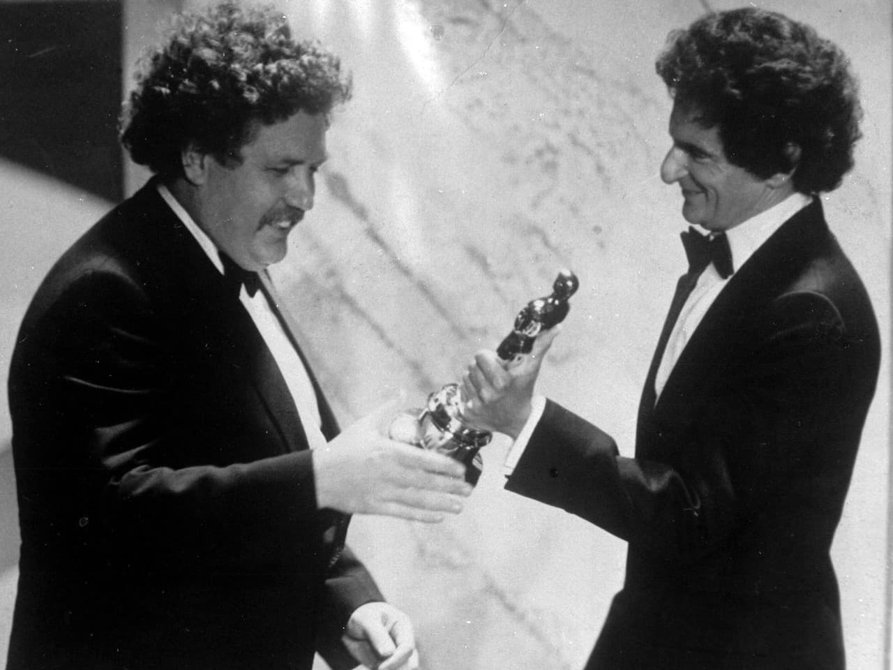 Britský herec a scénarista Colin Welland (vľavo) si preberá Oscara za najlepší scenár od Jerzyho Kosinského