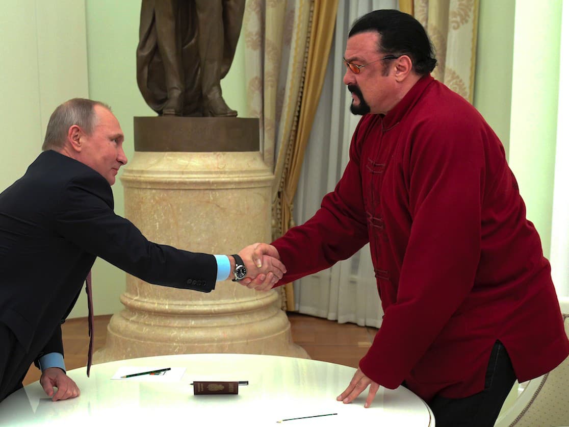 Vladimir Putin (vľavo) víta amerického herca Stevena Seagala 