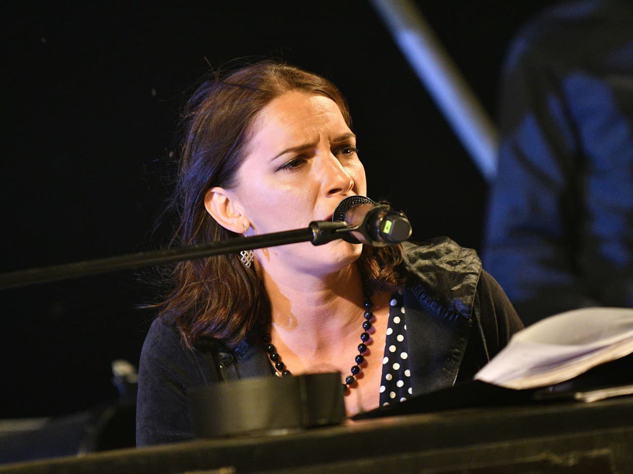 Tereza Nvotová počas vystúpenia na pódiu v rámci podujatia Nad Vatrou sa Zblízka organizovaného Festivalom Grape na trenčianskom letisku.