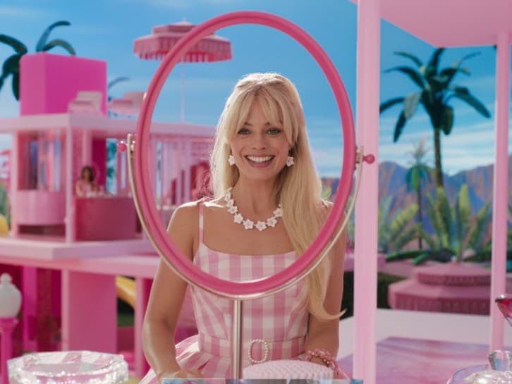 Krásna Margot Robbie ako Barbie