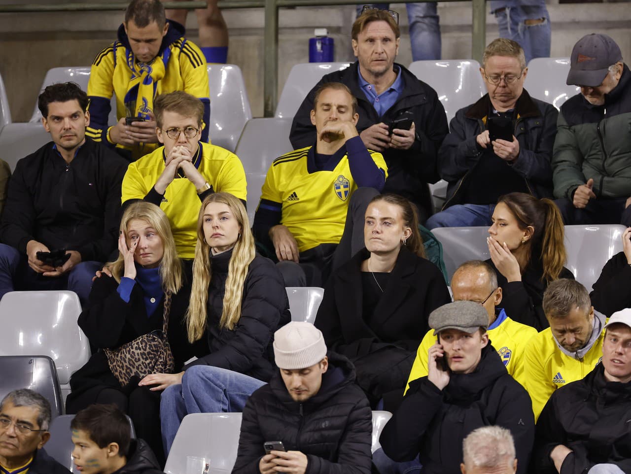 Švédskym fanúšikom odporúčajú nenosiť národné farby