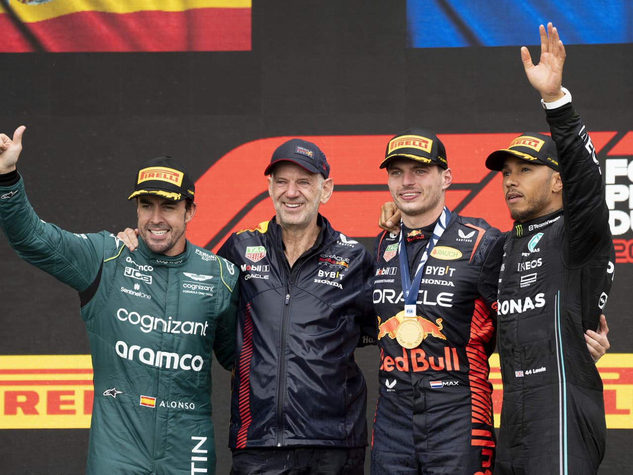 Na obrázku zľava Fernando Alonso, Adrian Newey, Max Verstappen a Lewis Hamilton