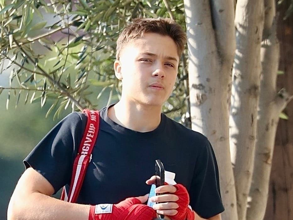 Viete, kto sú rodičia tohto mladíka?!