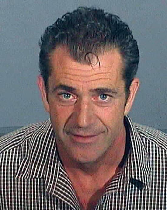 Policajná fotka Mela Gibsona po zadržaní za jazdu v opilosti v roku 2006.