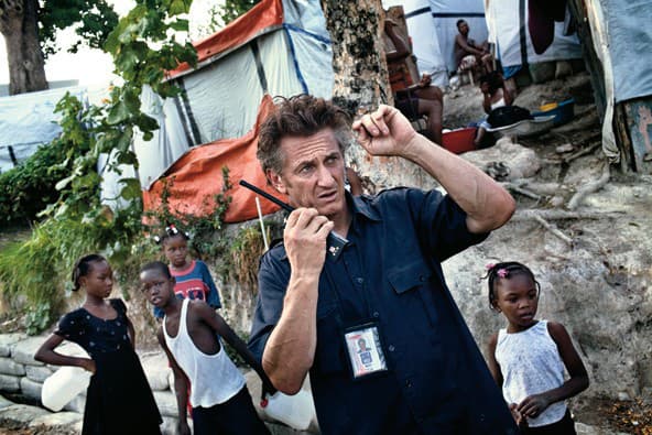 Sean Penn je známy aj vďaka zásluhám v humanitárnej oblasti.