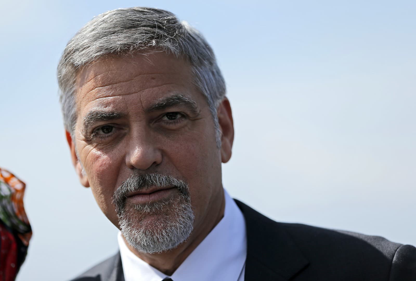 Fešák Clooney oslavuje: Začínal