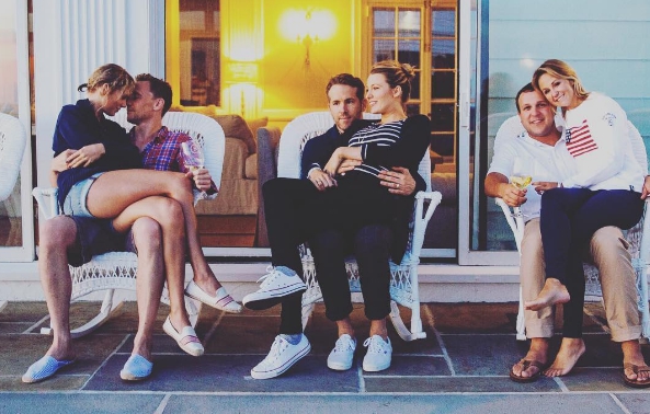 Tom Hiddleston so svojou mladou láskou (vľavo) oslavovali Deň nezávislosti so svojimi priateľmi, medzi ktorými boli aj manželia Blake Lively a Ryan Reynolds.