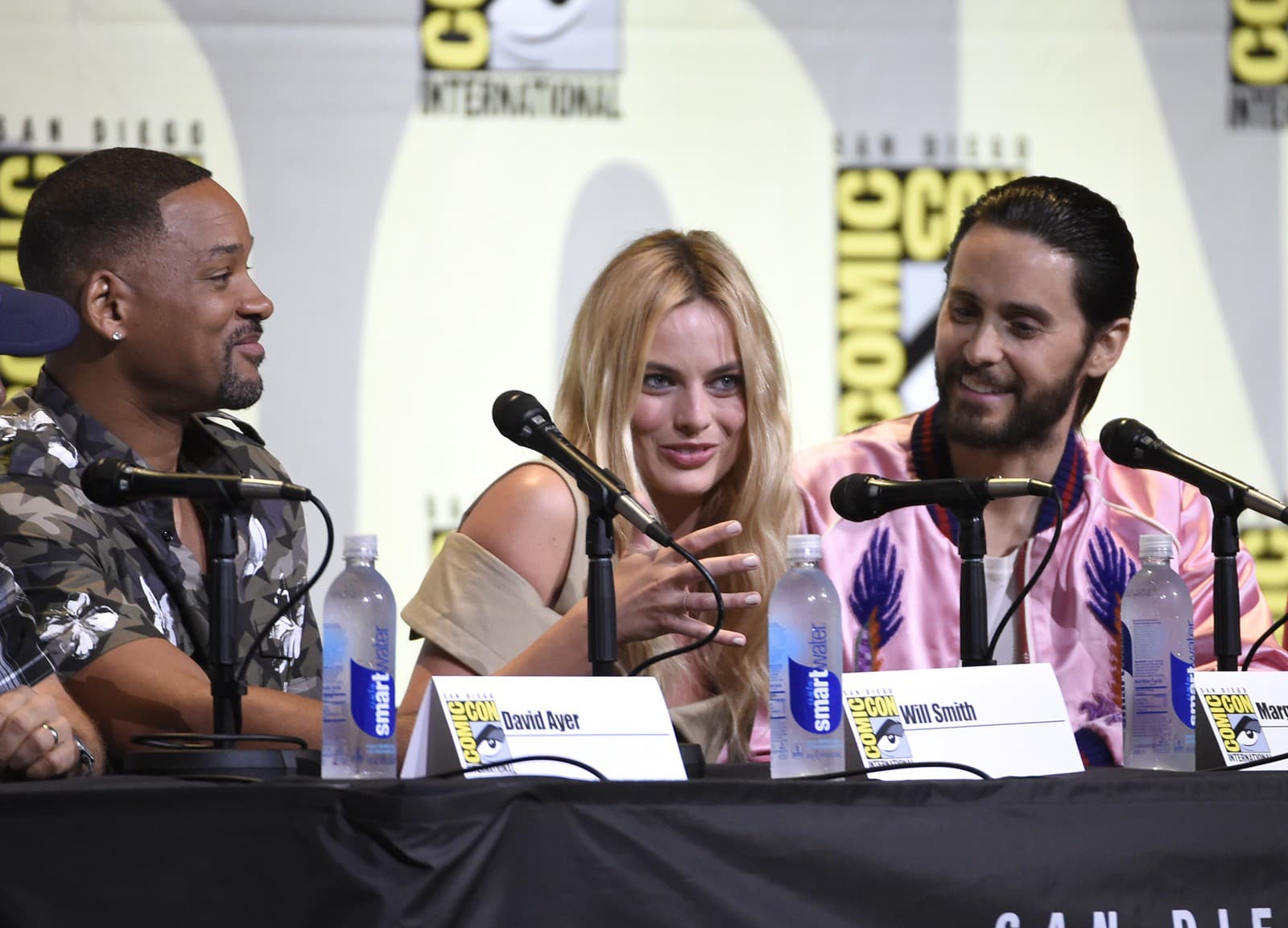 Zľava Will Smith (Deadshot), Margot Robbie (Harley Quinn) a Jared Leto (Joker).