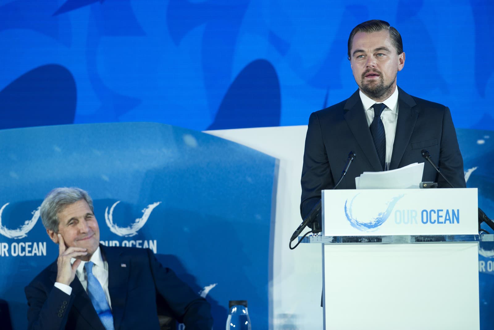 Americký minister zahraničných vecí John Kerry a Leonardo DiCaprio počas konferencie Nás oceán, naša budúcnosť. Konferencia sa zameriava na chránené morské oblasti, udržateľný rybolov, znečistenie morí a na vyplvy súvisiace s klímou na oceán.