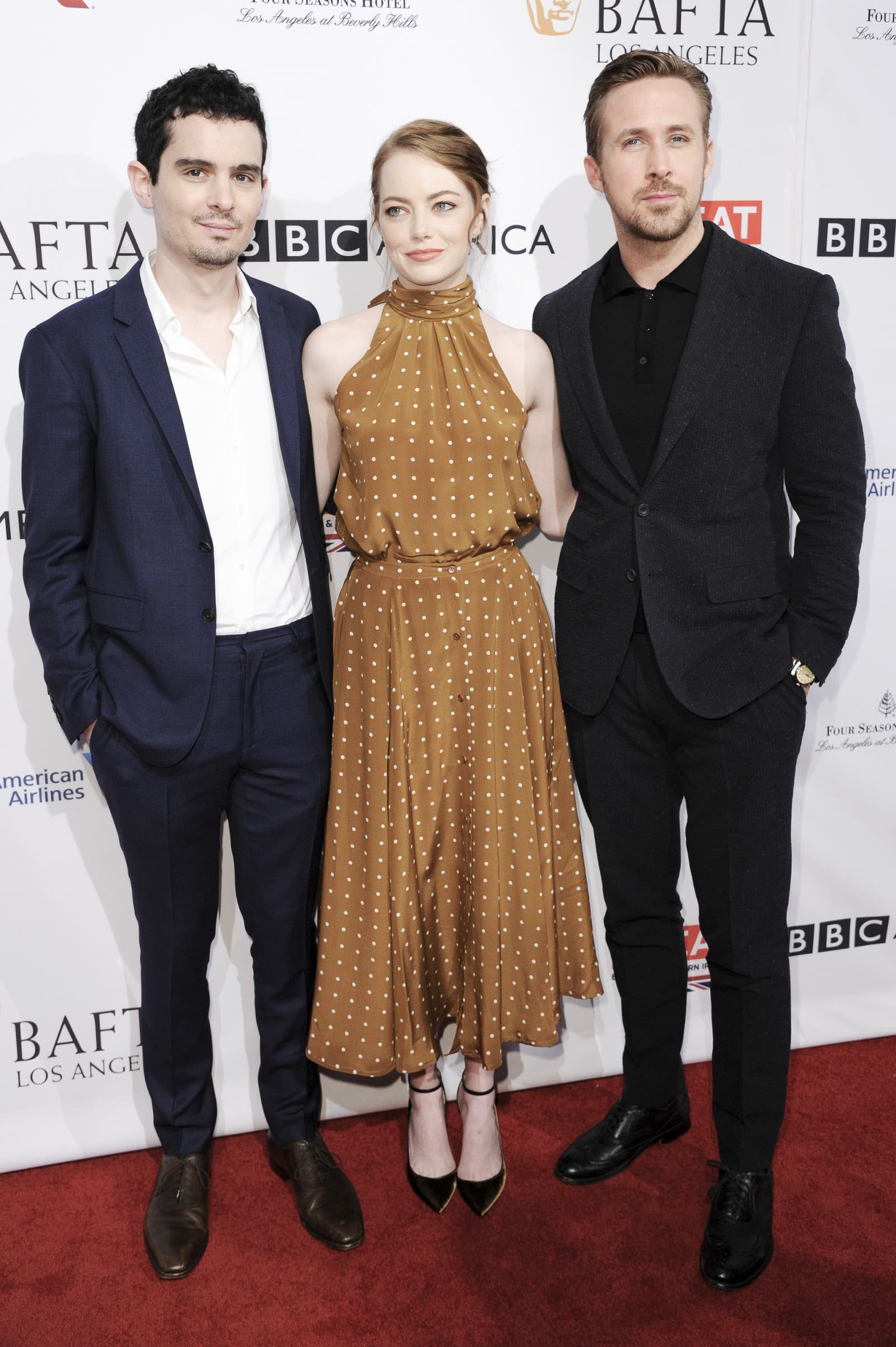Emma Stone s režisérom snímky Damienom Chazellom (vľavo) a Ryanom Goslingom