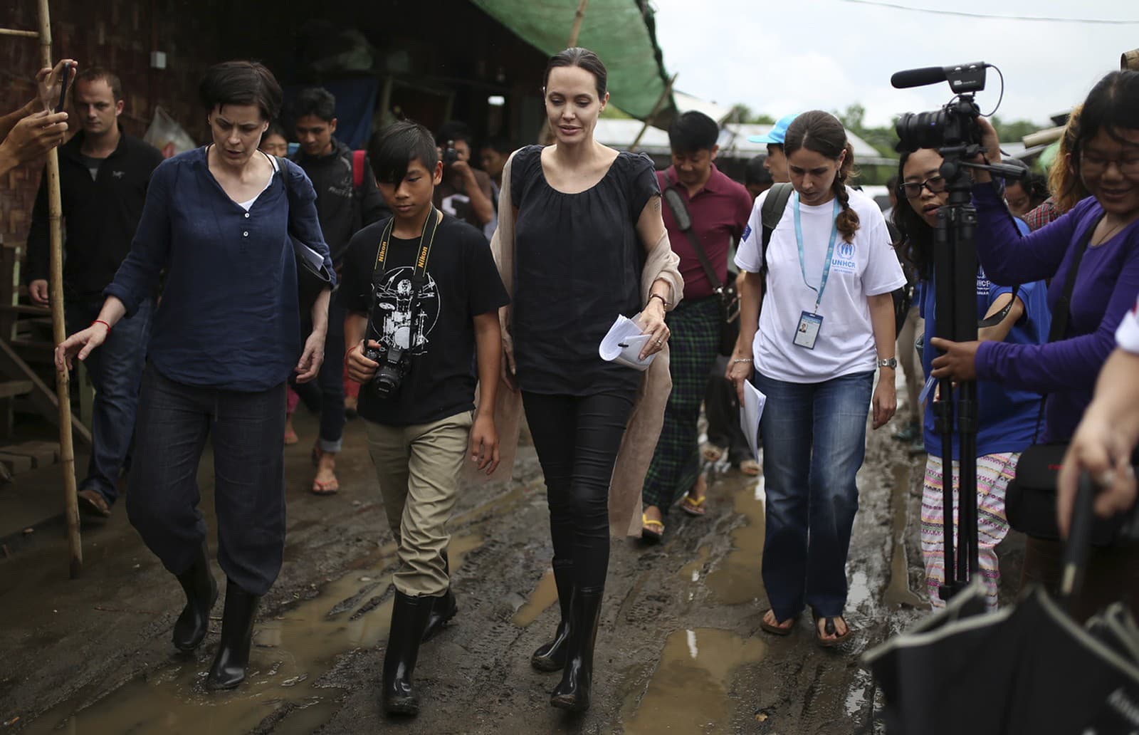 Angelina Jolie navštívila so synom Paxom utečnecký tábor v Mjanmarsku.
