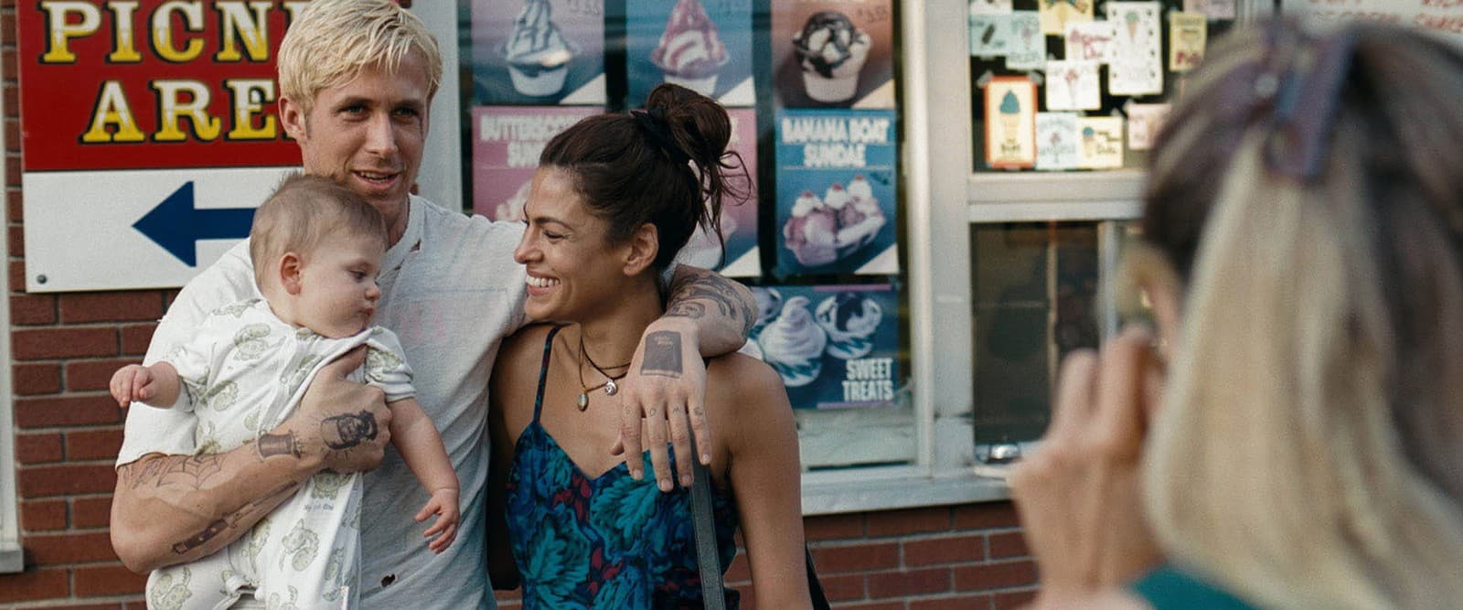 Ryan Gosling a Eva Mendes sa zoznámili počas natáčania filmu Za borovicovým hájom (2012).
