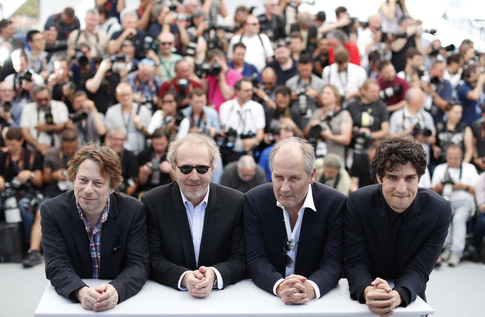 Na snímke zľava francúzsky herec Mathieu Amalric, režisér Arnaud Desplechin a herci  Hippolyte Girardot a Louis Garrel 