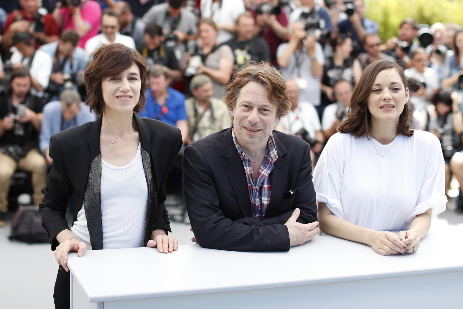 Na snímke zľava herci Marion Cotillardová, Mathieu Amalric a Charlotte Gainsbourgová