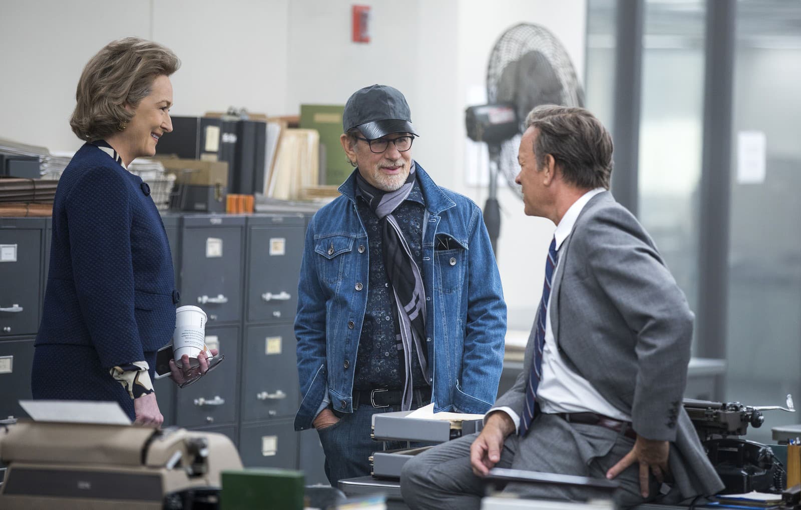 Meryl Streep, Tom Hanks a Steven Spielberg počas natáčania ich najnovšieho filmu The Post