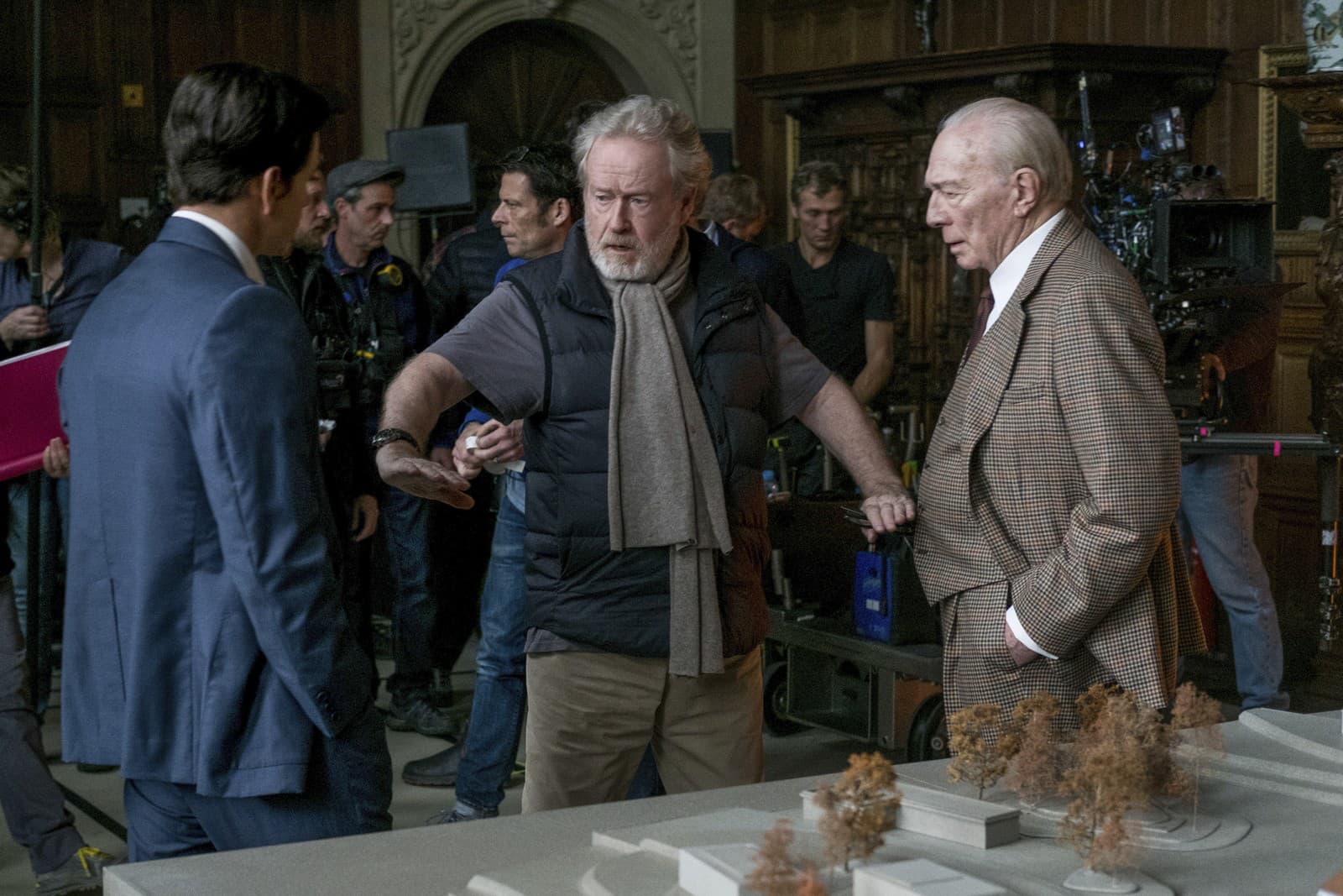 Na snímke režisér Ridley Scott (v strede) a Christopher Plummer